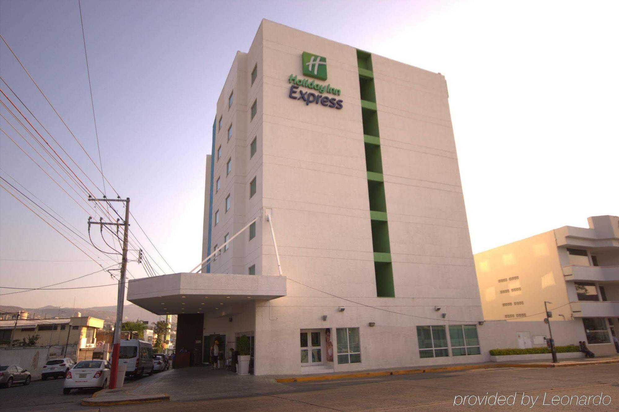 ホリデイ イン エクスプレス トゥストラ グティエレス ラ マリンバ Tuxtla Gutiérrez エクステリア 写真